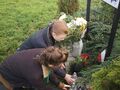 Harcerze składają znicze pod tablicą 