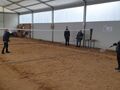 Dwie zawodniczki grają w badmintona, chłopak i dziewczyna przyglądają się