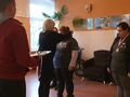 Pani Dyrektor wręcza medal zawodniczce, z prawej strony stoi już nagrodzona inna zawodniczka, nauczyciel trzyma tacę z medalem