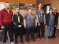 Zawodnicy wraz z Panią Dyrektor i nauczycielem stoją w szeregu, uśmiechają się