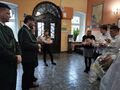 Goście z PZŁ przekazują prezenty na ręce uczniów oraz Dyrekcji Ośrodka wszyscy znajdują się w holu budynku