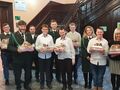 Zdjęcie grupowe goście z PZŁ Dyrekcja oraz uczniowie ustawieni w szeregu uśmiechają się
