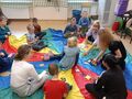 4. Uczniowie siedzą w kręgu na chuście animacyjnej