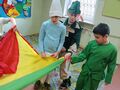 7. Troje uczniów podczas zabawy z wykorzystaniem chusty animacyjnej 