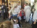 5. uczniowie stoją w holu budynku na balu świetych