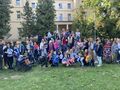 Uczestnicy III Logopedycznego Biegu Patrolowego stoją wraz z nauczycielami na dworze