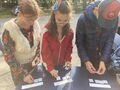 Uczniowie układają kolejno obrazki zwracając uwagę na relacje zachodzące między elementami