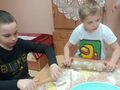 2. Uczniowie wałkujący ciasto 