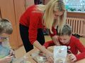 4. Uczniowie przygotowujący ciasteczka maślane 