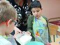5. Uczniowie z nauczycielem mieszają składniki na ciasteczka 
