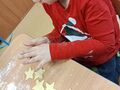 8. Uczeń z wyciętymi z ciasta gwiazdkami 