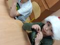 9. Uczniowie zajadający ciasteczka 