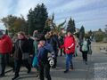 2. uczniowie na cmentarzu