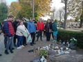4. uczniowie przy grobie Dzieci Nienarodzonych