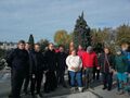 7. uczniowie na cmentarzu
