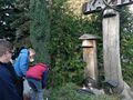 8. uczniowie przy Krzyżu Katyńskim