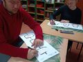 2 Uczniowie pracują indywidualnie przy stolikach pisakami wyznaczają drogę dla Ozobotajpg