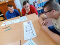 3 Uczniowie znajdują się w klasie przy stolikach obserwują Ozobota poruszającego się po wyznaczonej trasiejpg
