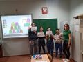 4 Grupa uczniów i nauczyciel stoją trzymają w rękach dyplomy