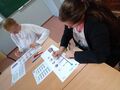 5 Uczniowie pracują indywidualnie przy stolikach pisakami wyznaczają drogę dla Ozobotajpg
