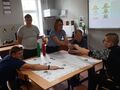 6 Uczniowie znajdują się w klasie współpracują w grupie. Kodują na macie