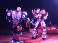 3 Roboty tańczą na arenie cyrkowejjpg
