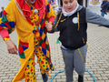 Chłopiec z pomocą Klauna pokonuje tor przeszkód