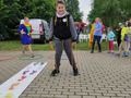 Dzieci uczestniczą w zabawach sportowych