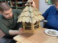 6.Uczeń trzyma w rękach karmnik uczennica wsypuje ziarna 