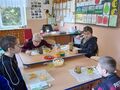 4 Chłopcy siedzą przy stole i świętują Dzień Chłopaka