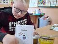 5 Chłopiec pokazuje dyplom z okazji Dnia Chłopaka