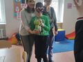 8. Uczniowie w maskach w koty 