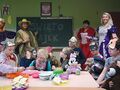 1. Uczniowie klas najmłodszych z nauczycielami w dniu postaci z bajek