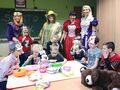 9. Grupa uczniów z nauczycielami w dniu postaci z bajek 