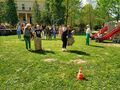 3. Skoki uczniów w workach