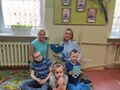 9. Uczniowie z 1 klasy pozują do zdjęcia 