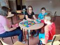7 Uczniowie i nauczyciel siedzą przy stole