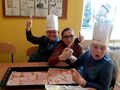 3 Dzieci z nauczycielem przyprawiają pizzęjpg