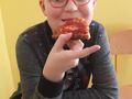 7 Chłopiec je pizzę przy stole