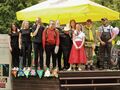 Grupa uczniów SOSW z opiekunami pozuja do zdjęcia na scenie po wykonanym spektaktu teatralnym