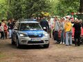 Grupa uczniów przy radiowowzie policyjnym