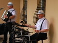 Muzycy zespołu Magnat grają na instrumentach muzycznych