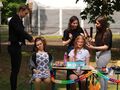 Uczennice podczas zabiegów fryzjerskich wykonywanych przez wolontartiuszki przyszłe fryzjerki