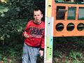 Chłopiec dzięki zmierzeniu swojego wzrostu wie że ma wzrost żubra