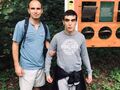 Opiekun razem z chłopcem dzięki zmierzeniu swojego wzrostu mogą zobaczyć do jakiego zwierzęcia pasują który jest przedstawiony na obrazku