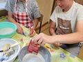 2. Karol i adam mieszają skladniki suche na ciasto