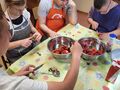 3. Uczniowie obierają truskawki z szypułek