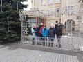 grupa uczniów z nauczycielka stoją na tle światecznych ozdób przy Ratuszu w Krotoszynie
