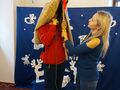 uczeń przebrany za kolędnika z głową Tura 