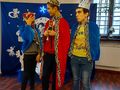 ucznowie w roli Trzech Króli przebrani w peleryny z koronami na głowie 
